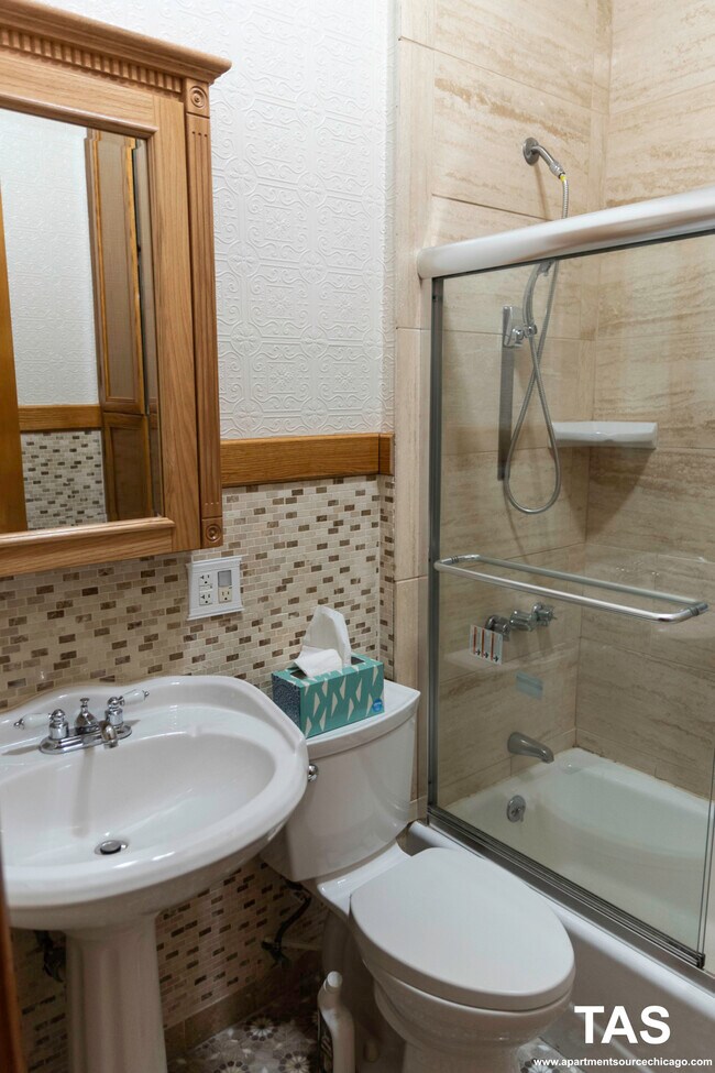 Foto del edificio - 2431 N Artesian Ave