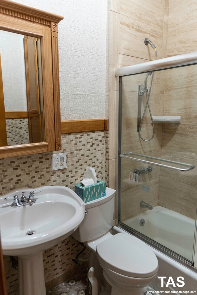 Building Photo - 2431 N Artesian Ave