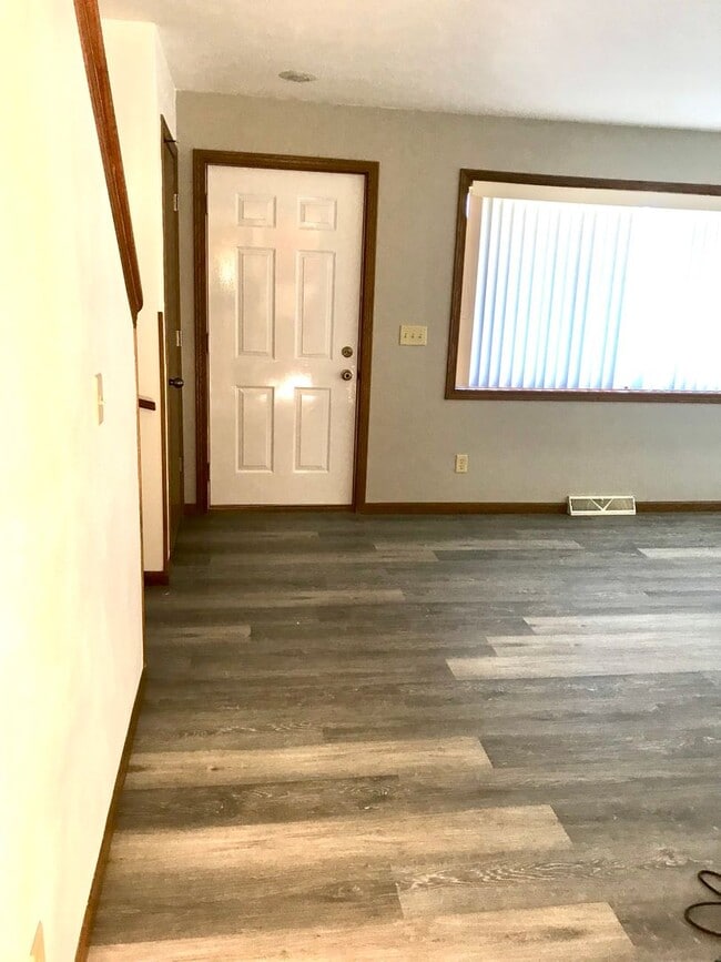 Building Photo - 3 Bedroom 2 Bathroom Townhouse in Neenah