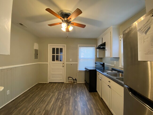 Building Photo - Room in Single Family Home on Remount Rd