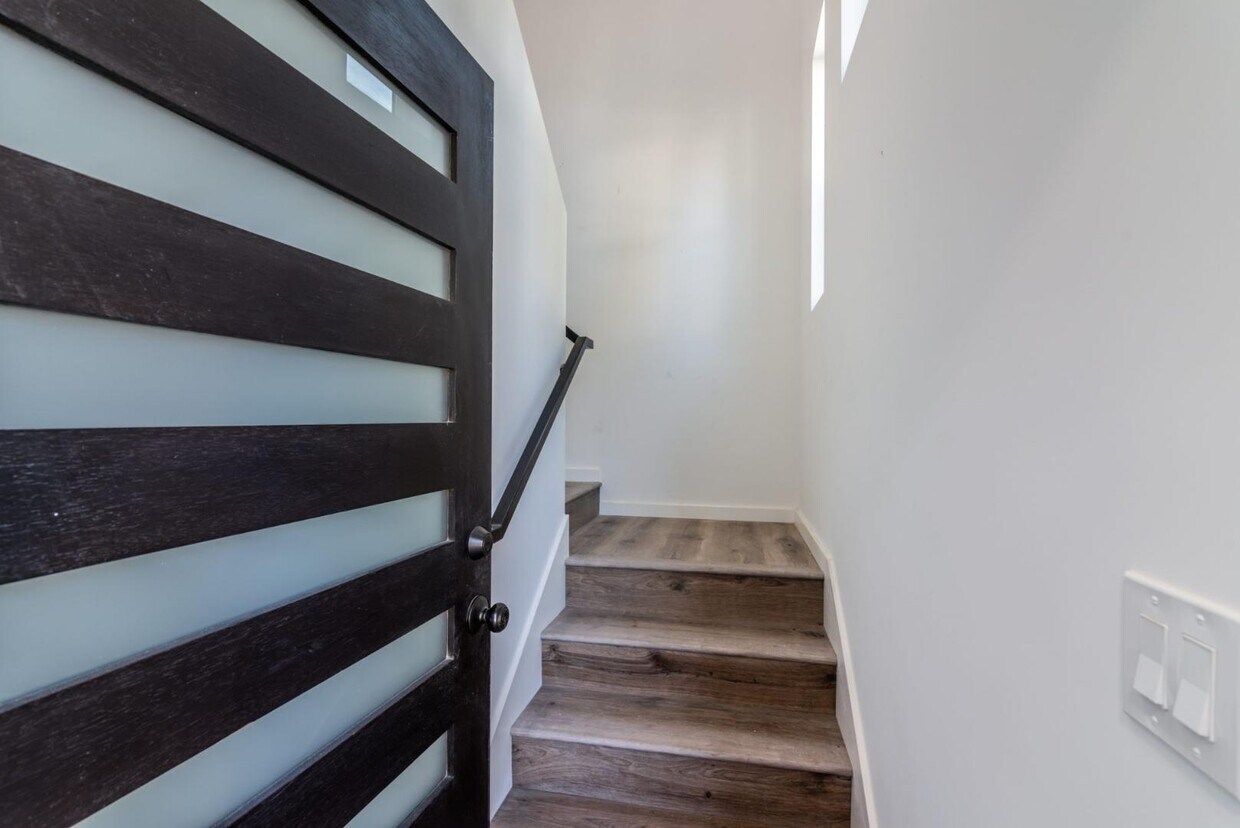 Foto principal - 1255 W 8th St