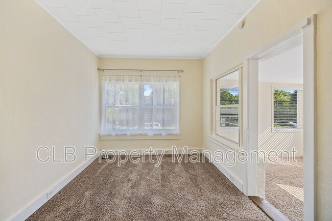 Building Photo - 147 5th St