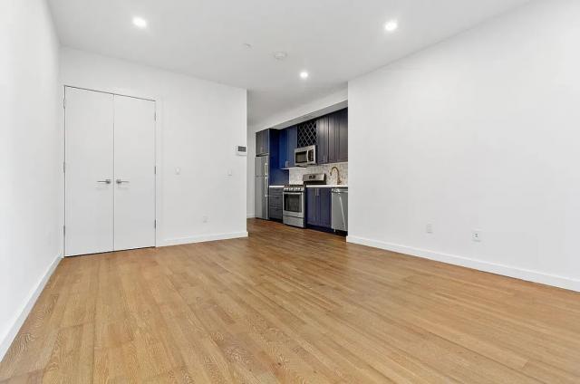 Building Photo - 1 bedroom in LONG ISLAND CITY NY 11101