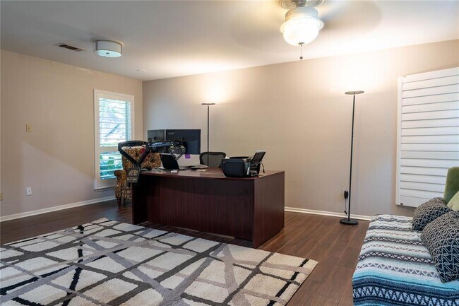 Building Photo - 3002 Redwood Lodge Dr