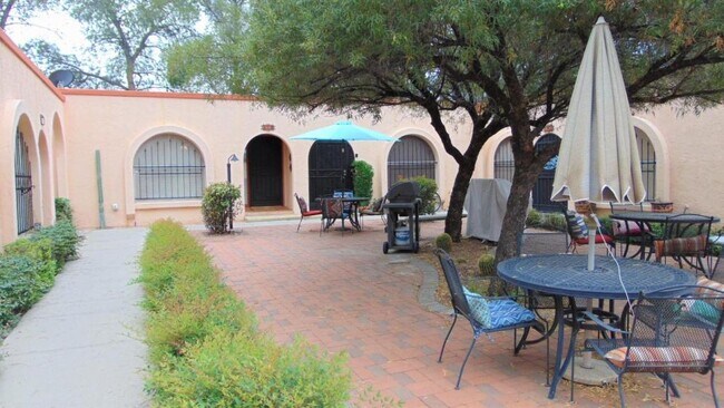 Building Photo - 175 W Calle Del Ano
