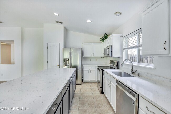 Building Photo - 657 MacKenzie Cir