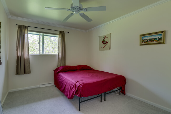 Building Photo - Mercer Island Rambler Available 2/1!