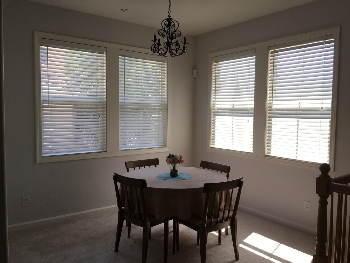Dining area - 3265 Monaghan St