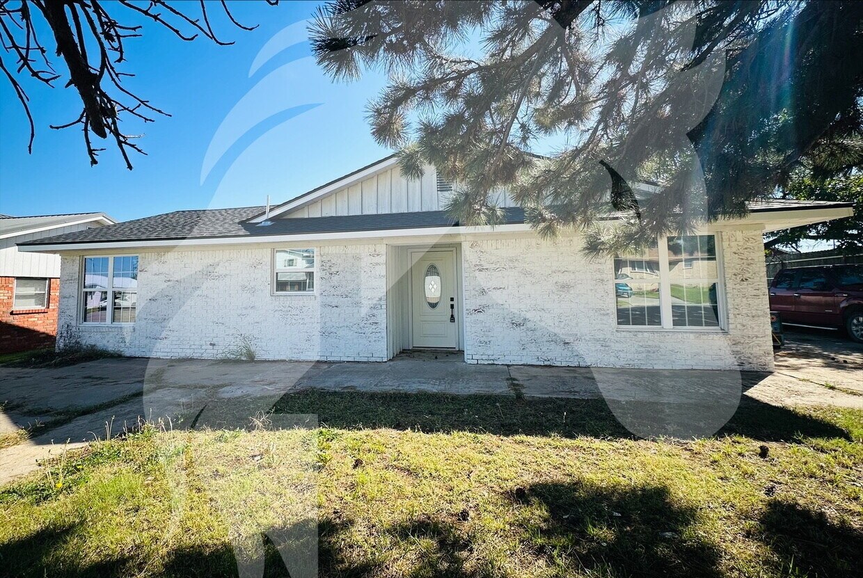 Foto principal - "Charming 3-Bed, 2-Bath Home in Shattuck -...
