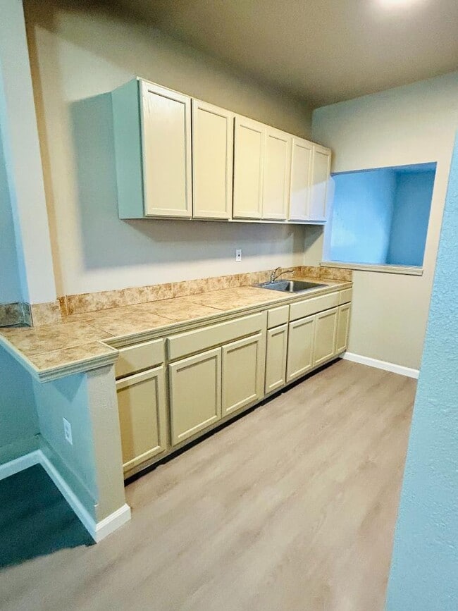 Building Photo - 573 N Minaret Ave