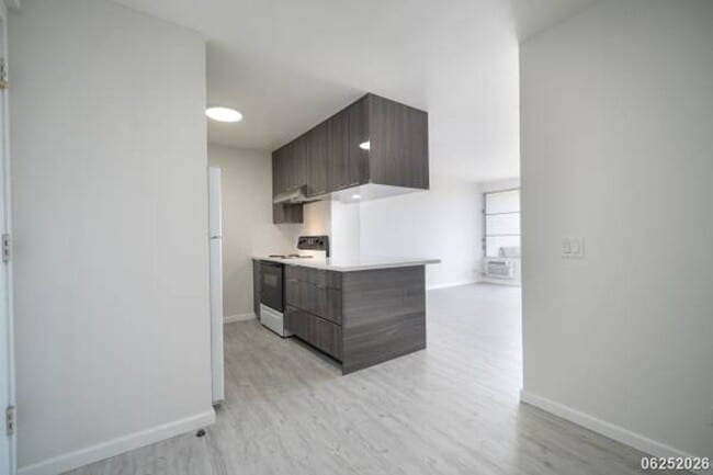 Building Photo - Fully Remodeled 1BR/1BA/1PKG Unit in Waialae Gardens (Kahala)