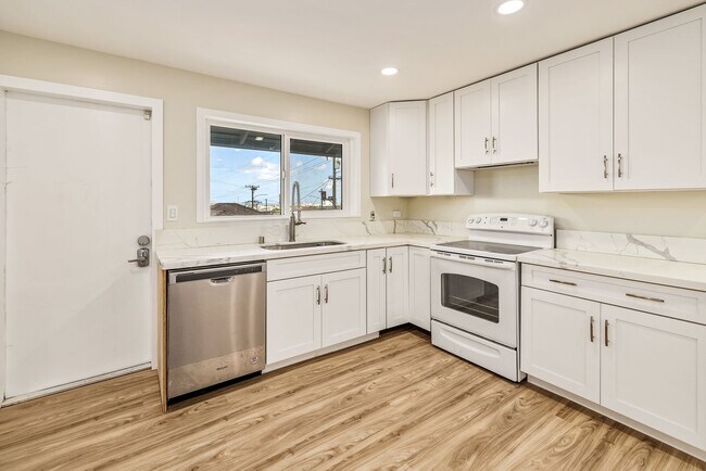 Foto del edificio - Nuuanu - Renovated 5 bedroom, 2 bath singl...
