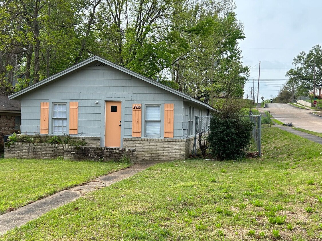 Primary Photo - Large Home Near Downtown