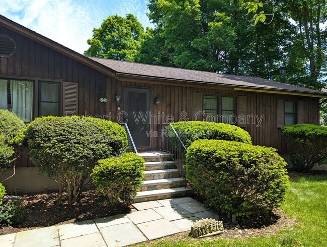 Foto del edificio - 1040 Daniels Farm Rd