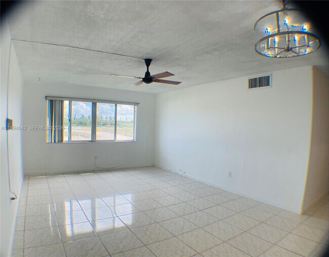 Foto del edificio - 14830 Naranja Lakes Blvd