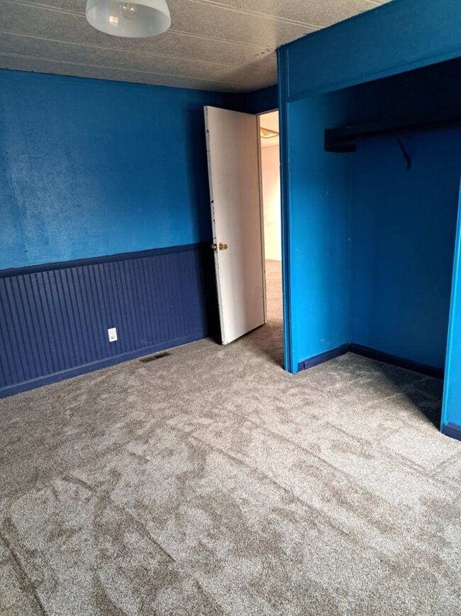 Building Photo - 3 bedroom,  2 bath on a quarter acre for rent