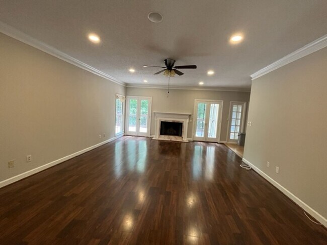 Building Photo - Beautiful Large Home