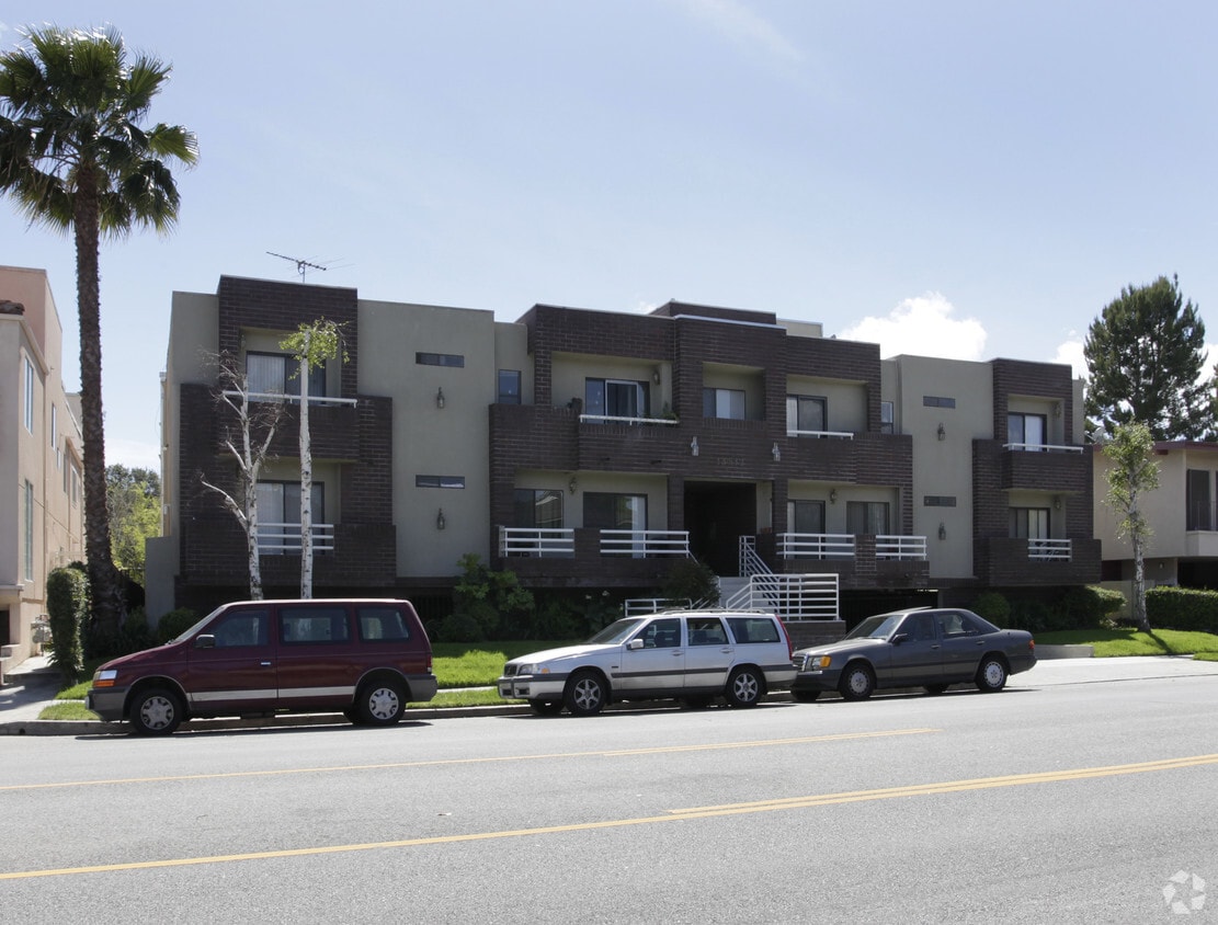Building Photo - 13512 Moorpark St