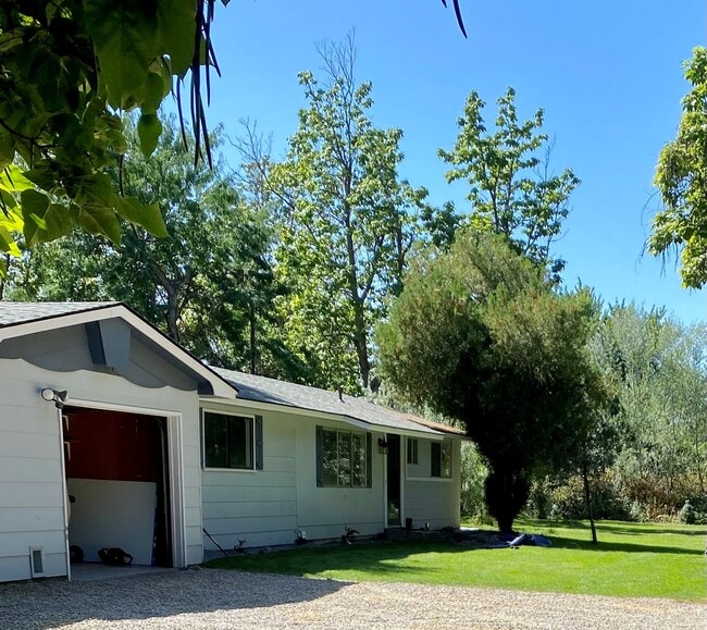 Building Photo - 3007 N Shamrock Ave