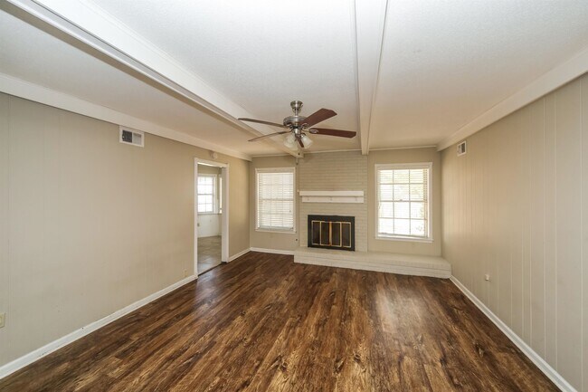 Building Photo - 3084 Kemper Dr