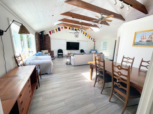 Gran sala, con vigas a la vista, comedor y sala de estar, completa con chimenea de propano. - 25 Theroux Dr