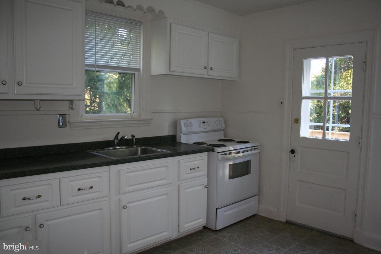 Primary Photo - 6707 Sherwood Rd