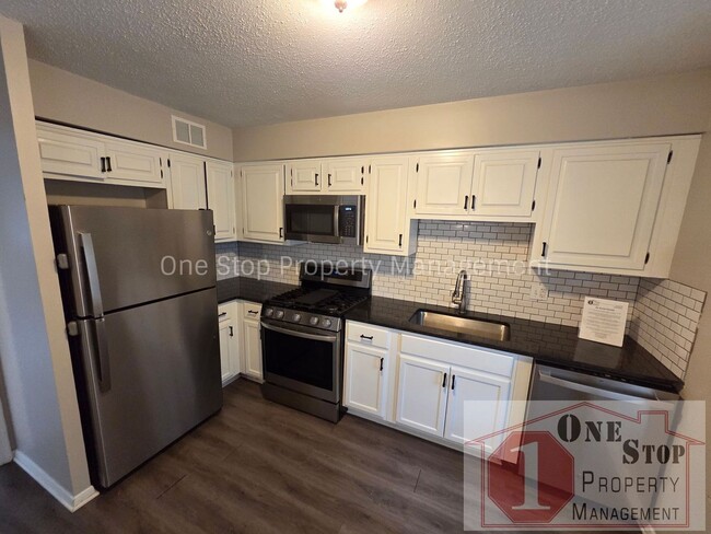 Foto del edificio - Updated 4 Bedroom, 2 Bathroom Duplex in Overland Park, Kansas