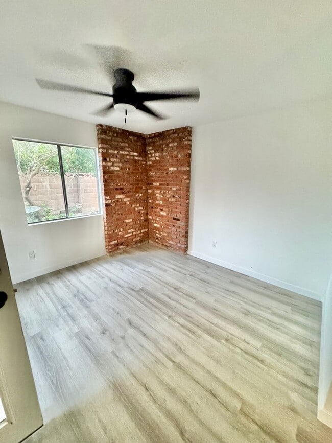 Foto del edificio - 3768-3768 1/2 Sheldon Dr