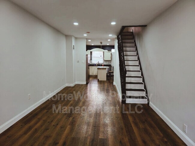 Building Photo - 2618 Llewelyn Ave