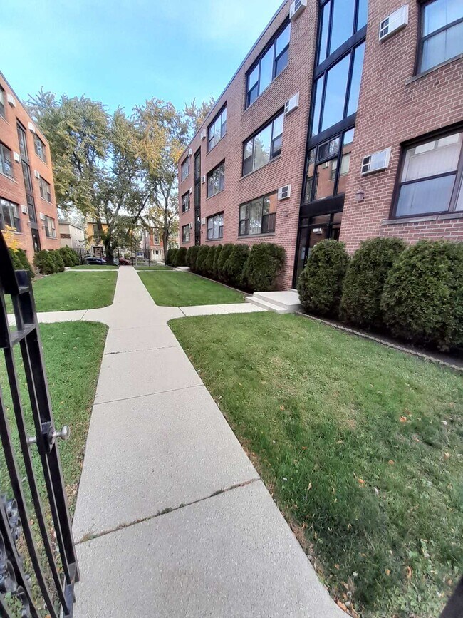 Building Photo - 2907 W Summerdale Ave