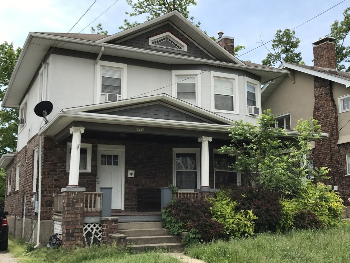 Foto principal - East Campus 5 bed, 2 bath home!