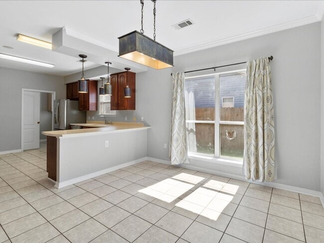 Building Photo - Greenleaves gem 3 bd 2 ba home, fenced yard!