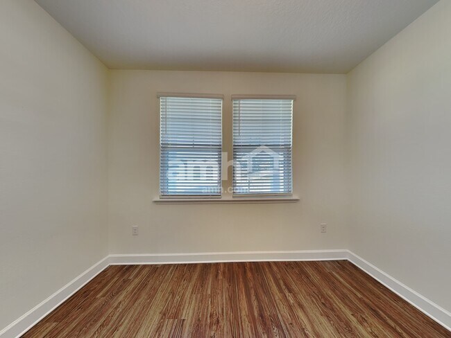 Foto del edificio - 5807 Hampton Creek Rd