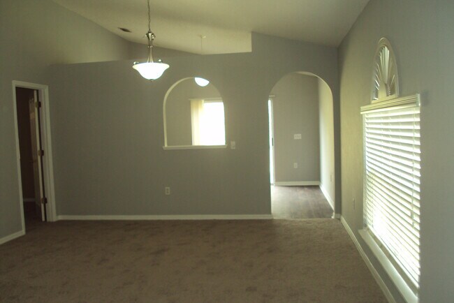 Building Photo - 30639 Birdhouse Dr