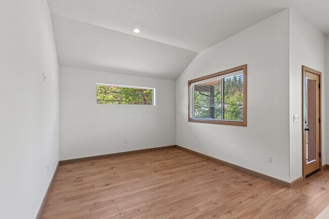 Foto del edificio - 1 Bed 1 bath unit near Sanders beach!