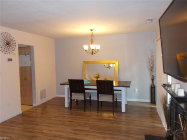 Building Photo - 7 Glouchester Cir
