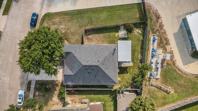 Foto del edificio - 6923 Creek Village Dr