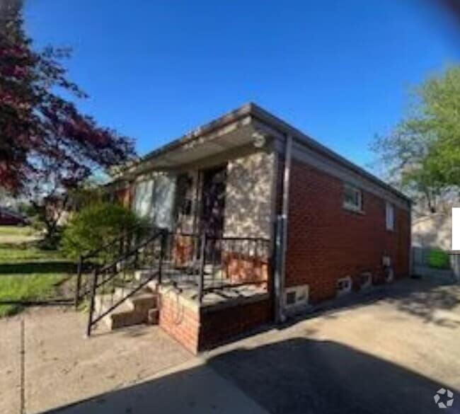 Building Photo - 30424 Longfellow Ave