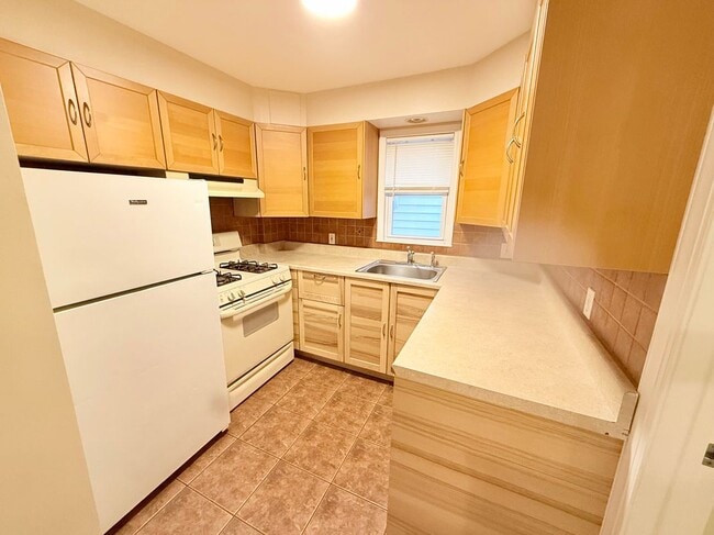 Building Photo - 47 Lester St