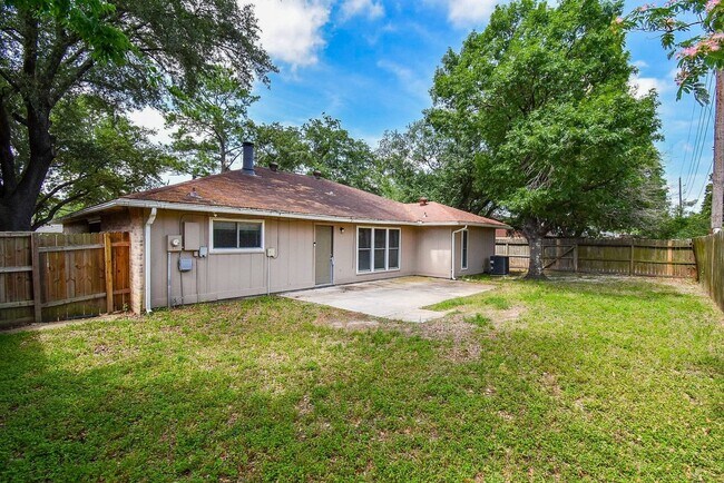 Building Photo - 13430 Piney Oaks Dr