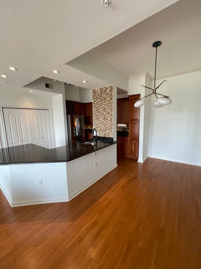 Building Photo - 3225 Turtle Creek Blvd