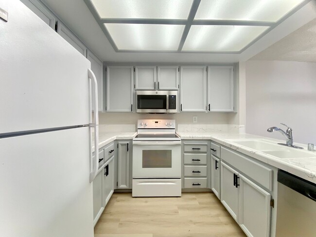 Building Photo - Wonderful 2-Suite Bedroom Townhome in Frem...