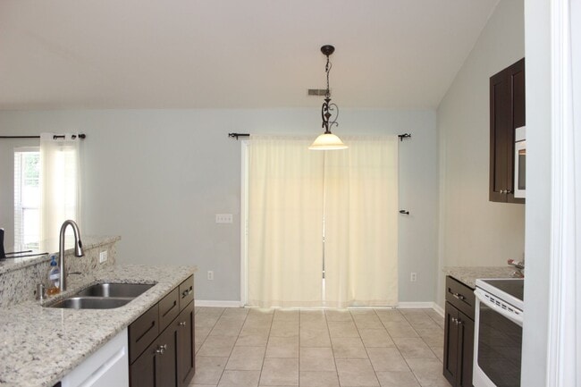 Building Photo - Ranch Home w/ Privacy Fence