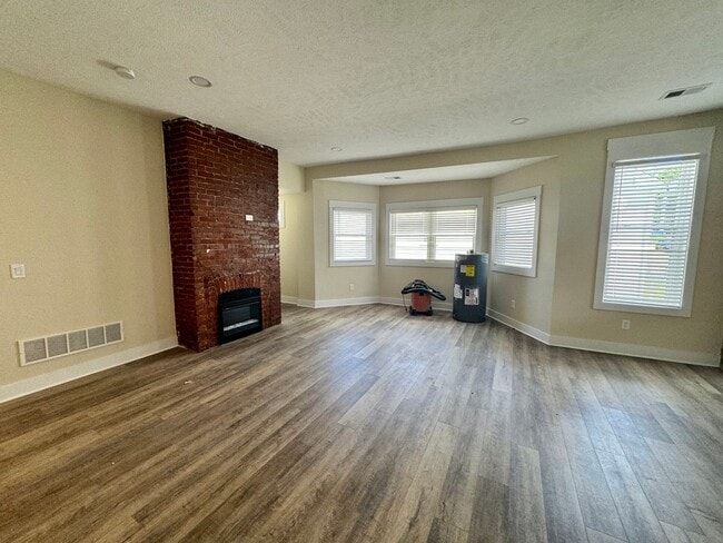 Building Photo - 206 Maple Ter