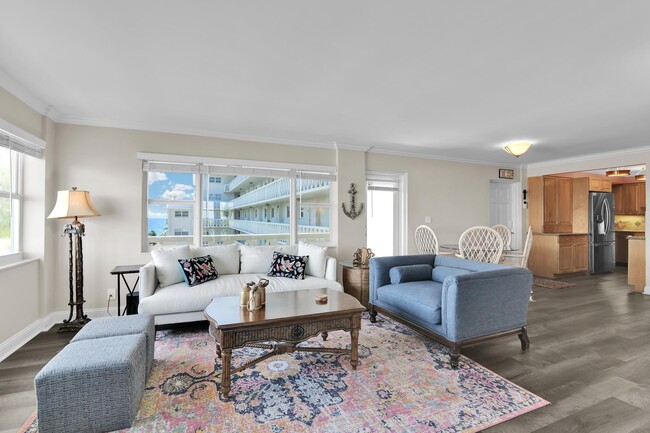 Building Photo - 1169 Hillsboro Mile
