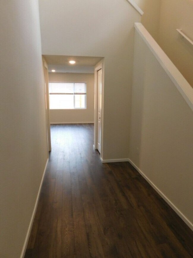 Foto del edificio - 4Bd/2.5Ba Two Story Home - Available to View!
