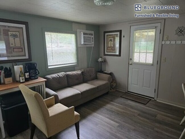 Foto del edificio - 130 Sleepy Hollow Ln