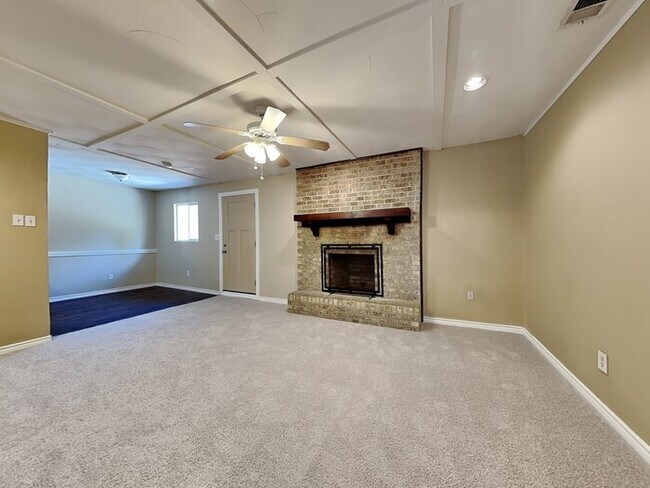 Building Photo - 14920 Oakwood Ln