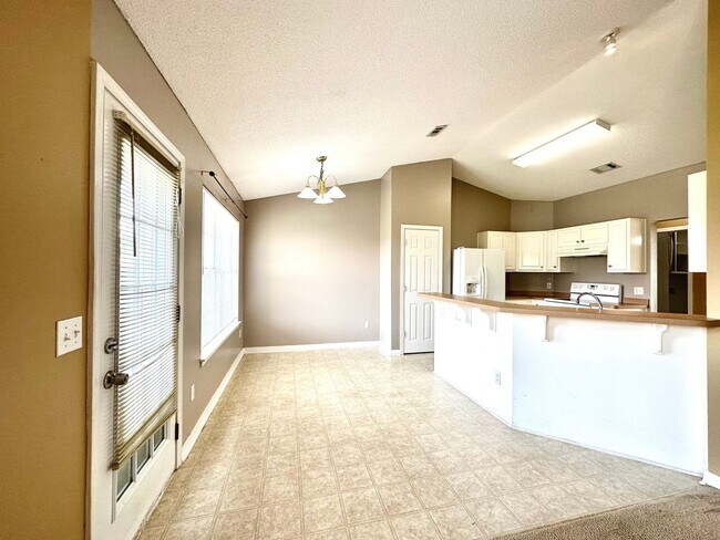Building Photo - Spacious 3 bd/2 ba Open Floor Plan Home fo...