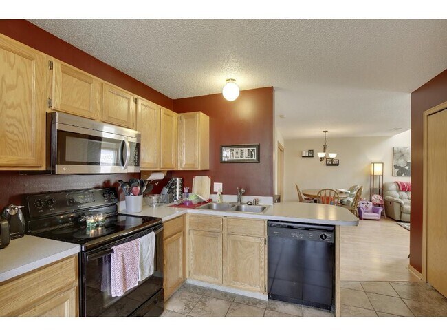 Building Photo - Great location *2Bed*1.5Bath End Unit Town...